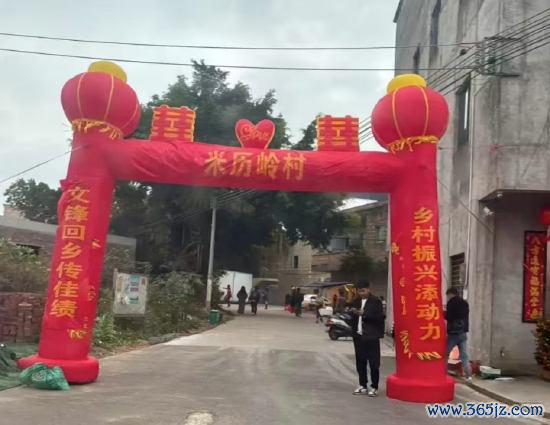云开体育梓乡的乡亲们挂起了一条条横幅迎接他返乡过年-开云「中国」kaiyun网页版登录入口